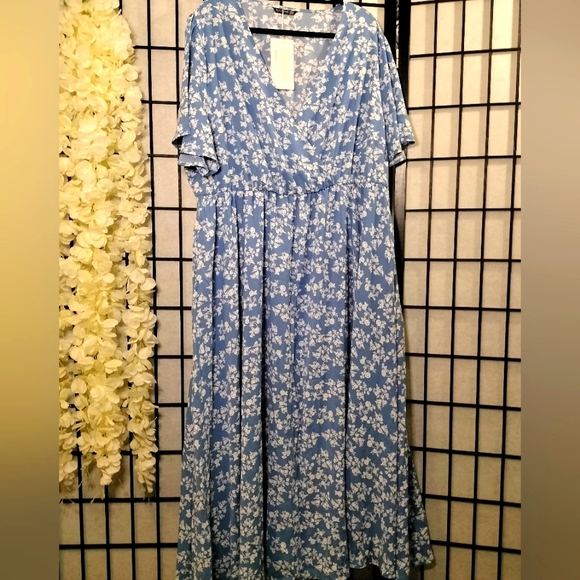 FINAL DISCOUNT. BLOOMCHIC  Flutter Sleeve Dress Size 22 - Picture 3 of 7